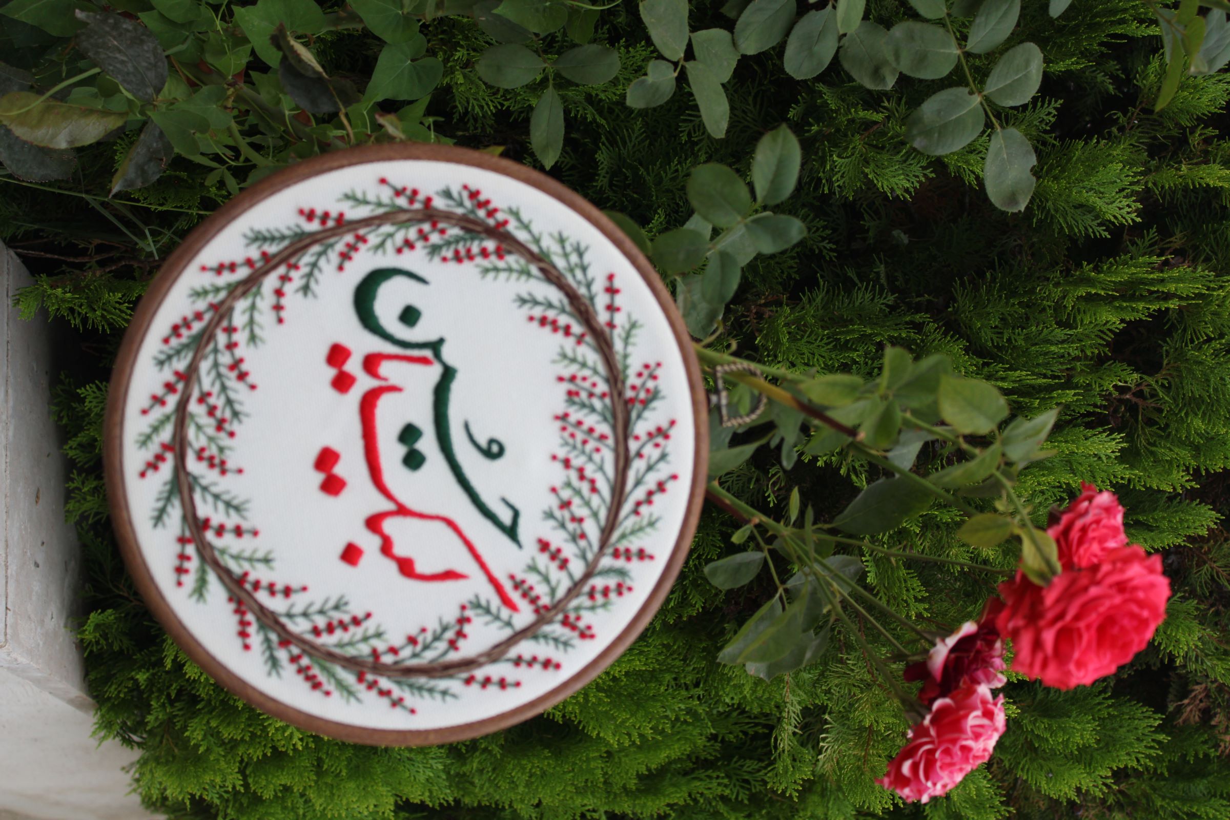 تابلو و کوسن و کلاه گلدوزی با دست 